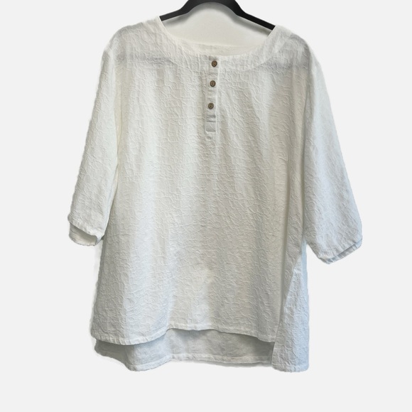 Tops - LINEN/Cotton blend. Tag Missing. White Top. Short sleeve. Career Basic.